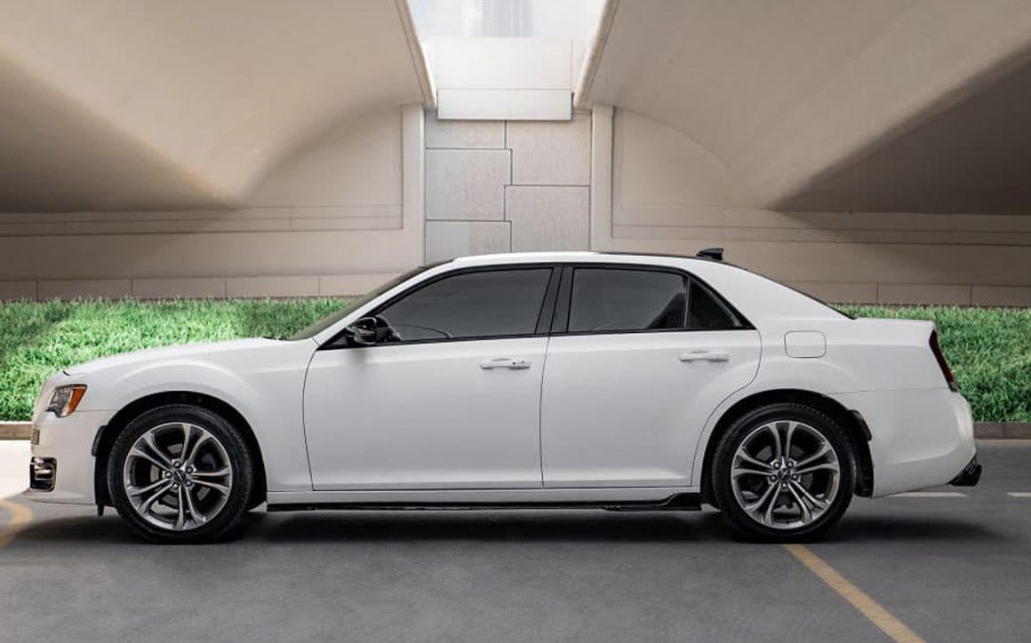 CHRYSLER 300 2019 - image 2