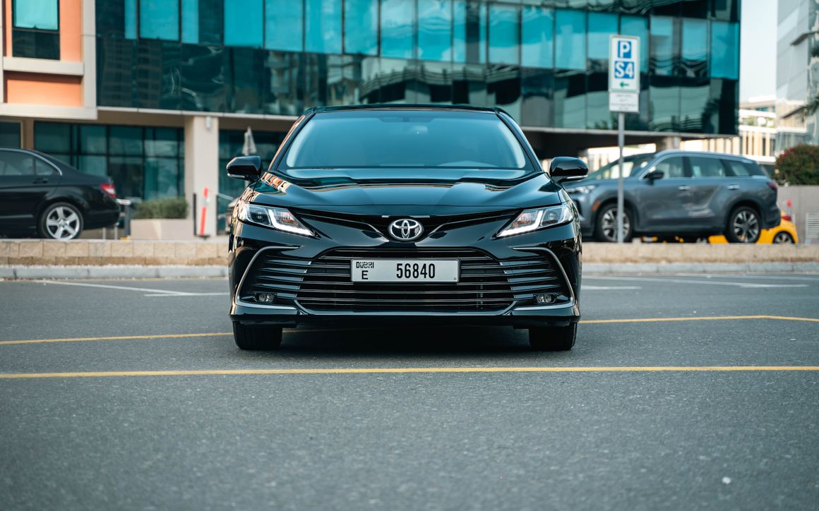 Toyota Camry - image 2
