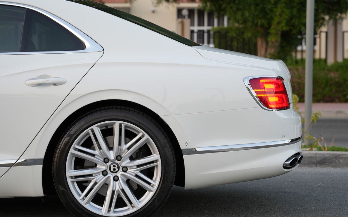 BENTLEY FLYING SPUR - image 7