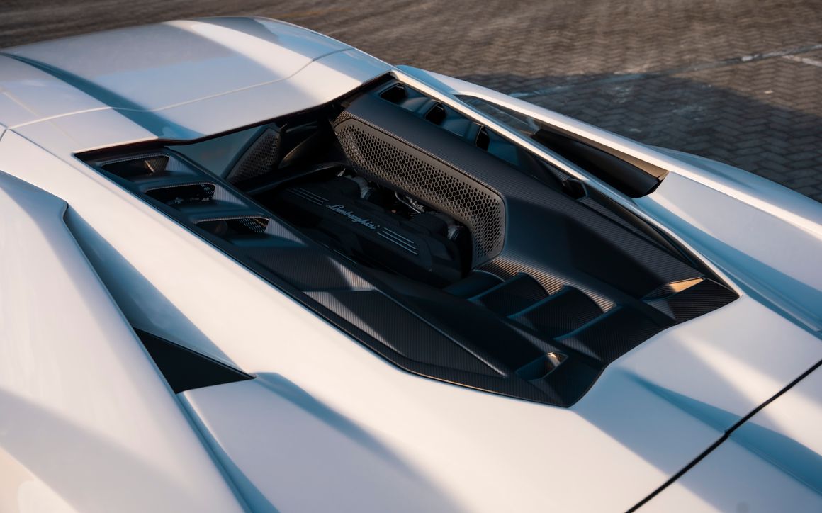 Lamborghini Revuelto - image 14