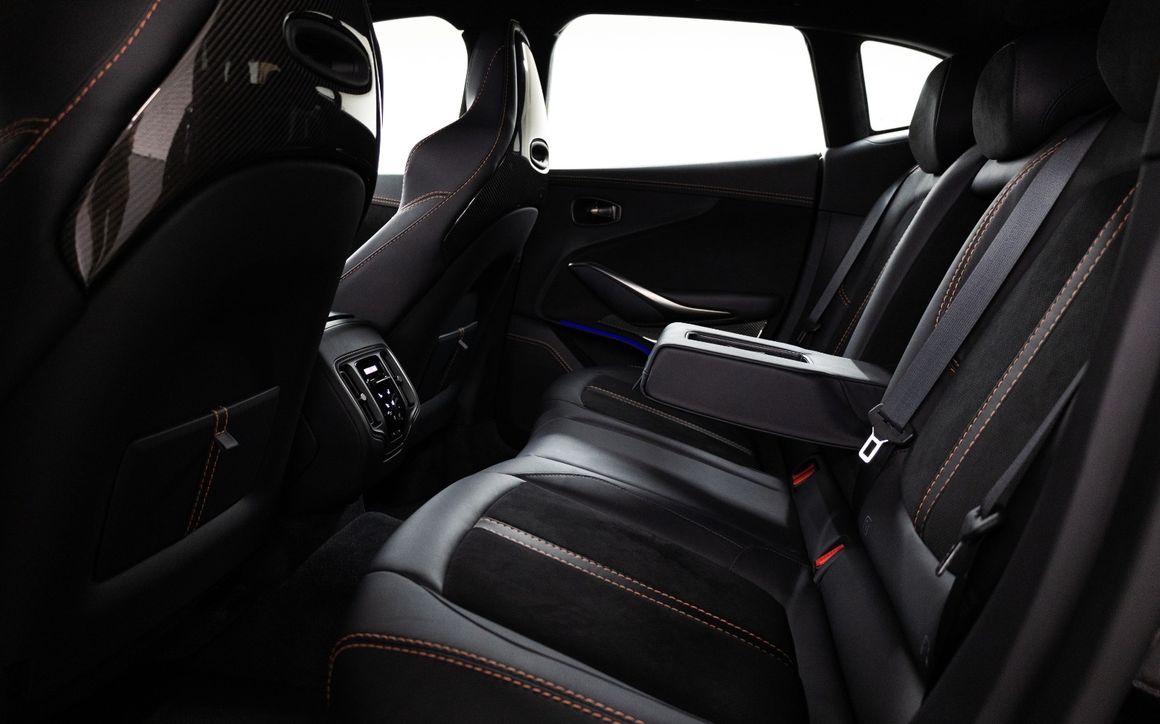 Aston Martin DBX 707 - image 12