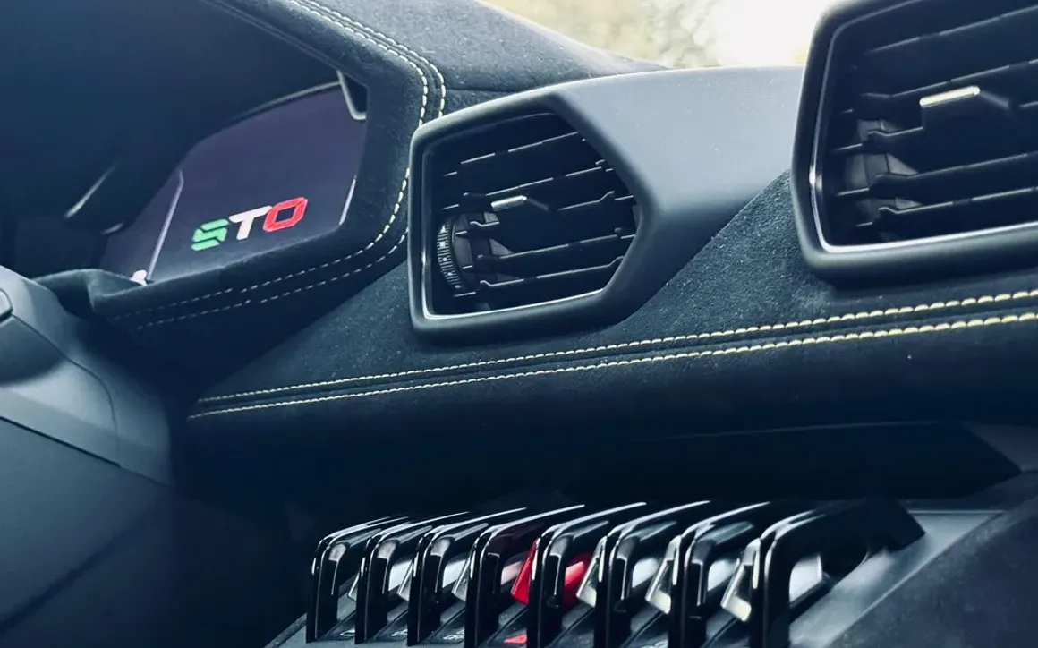 LAMBORGHINI HURACAN STO - image 9