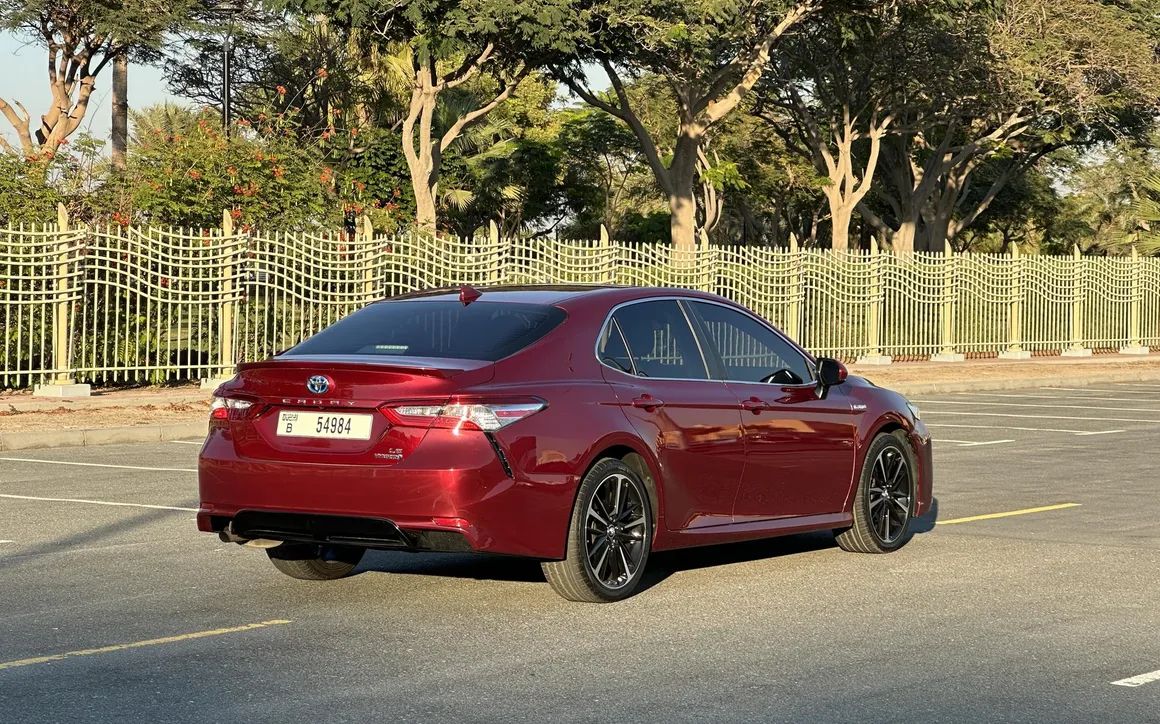 Toyota Camry Hybrid - image 9
