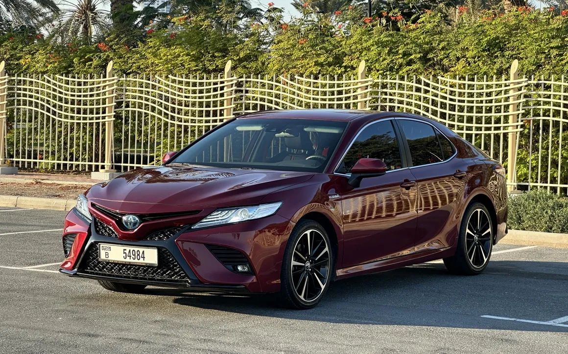 Toyota Camry Hybrid - image 1