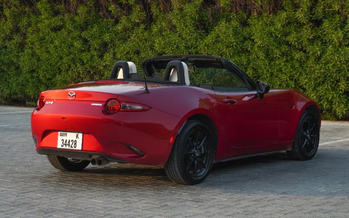 Mazda MX-5 convertible - image 8