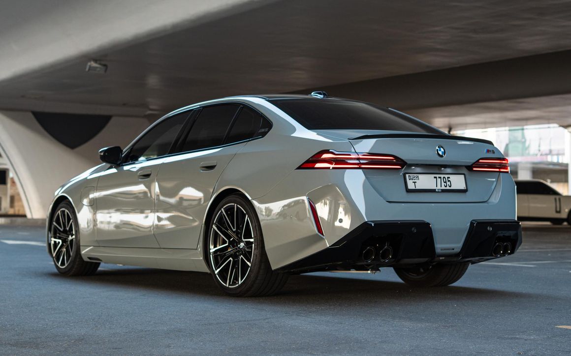 BMW M5 - image 6