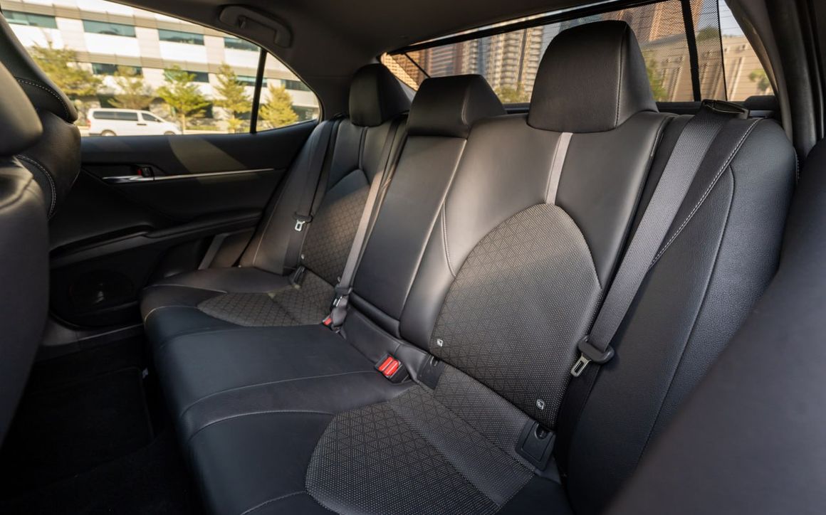 Toyota Camry - image 9