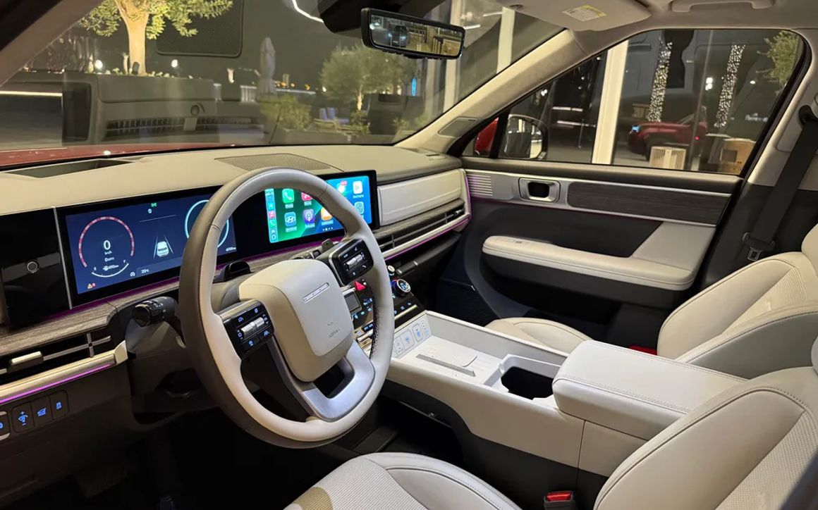 Hyndai Santa Fe White Interior - image 11