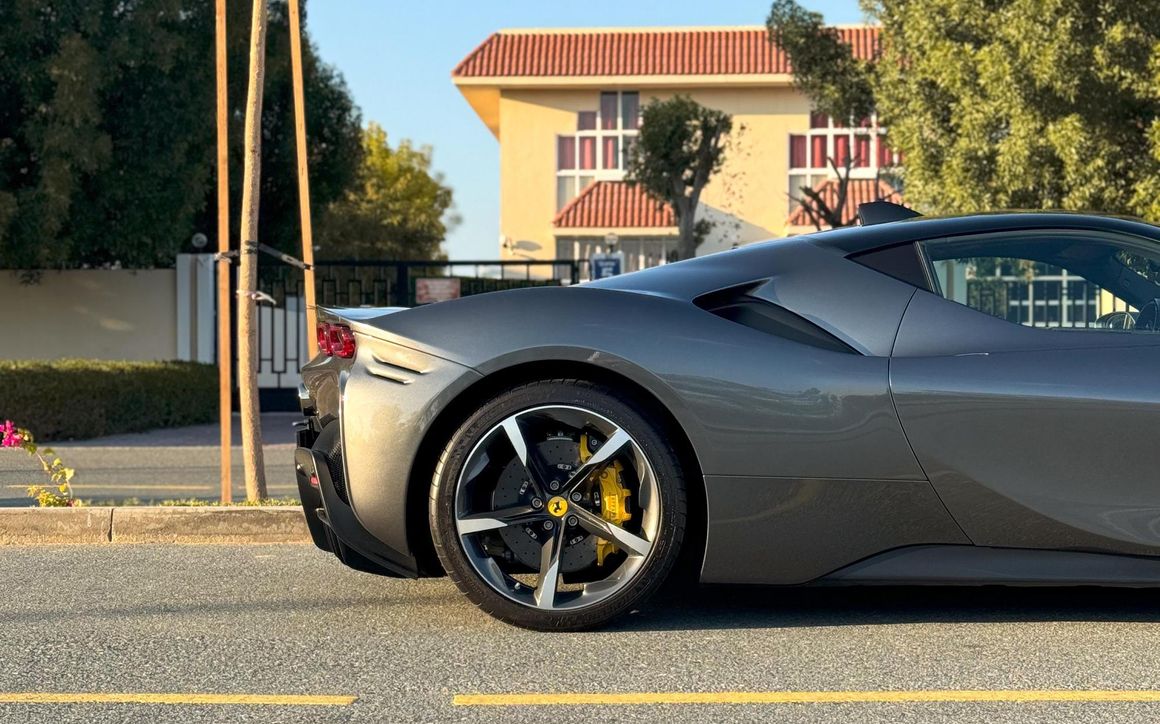 FERRARI SF90 STRADALE - image 7
