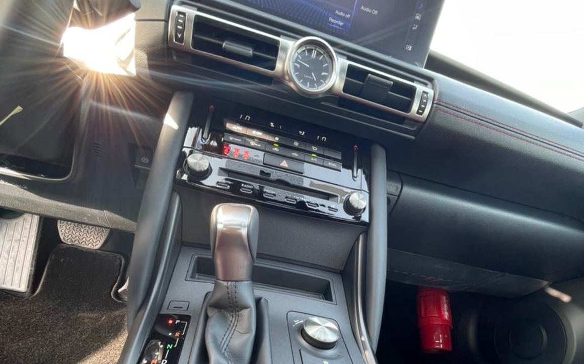LEXUS IS 300 - image 16