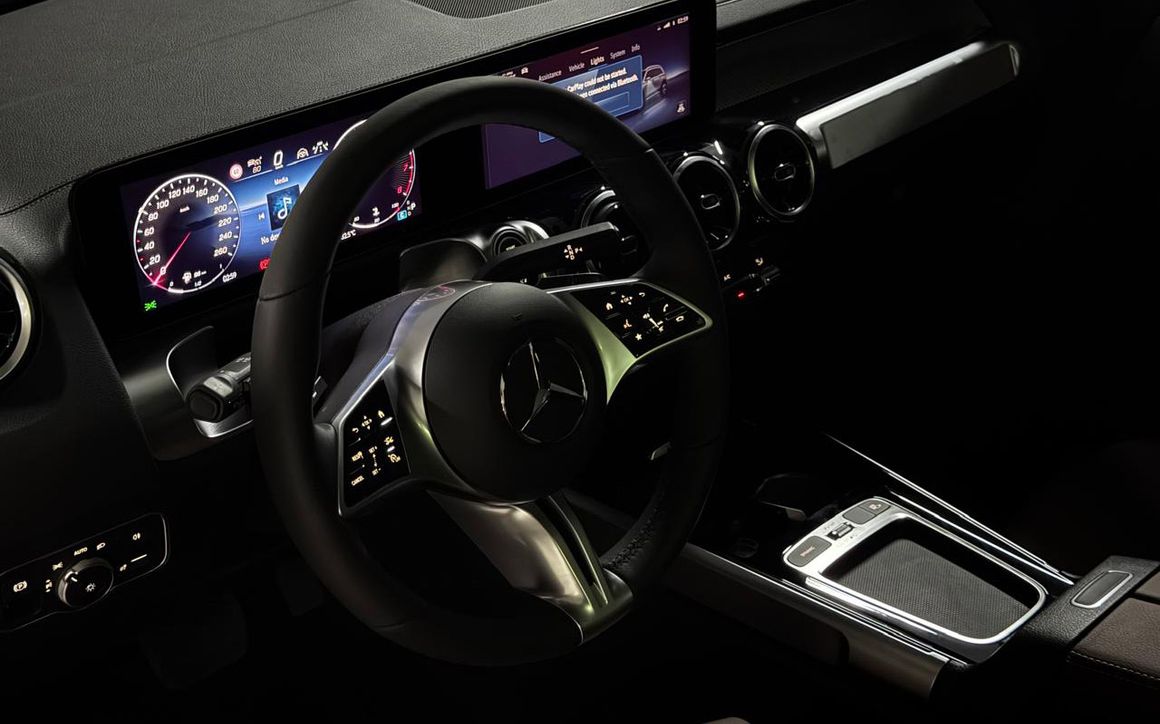 MERCEDES GLB200 - image 4