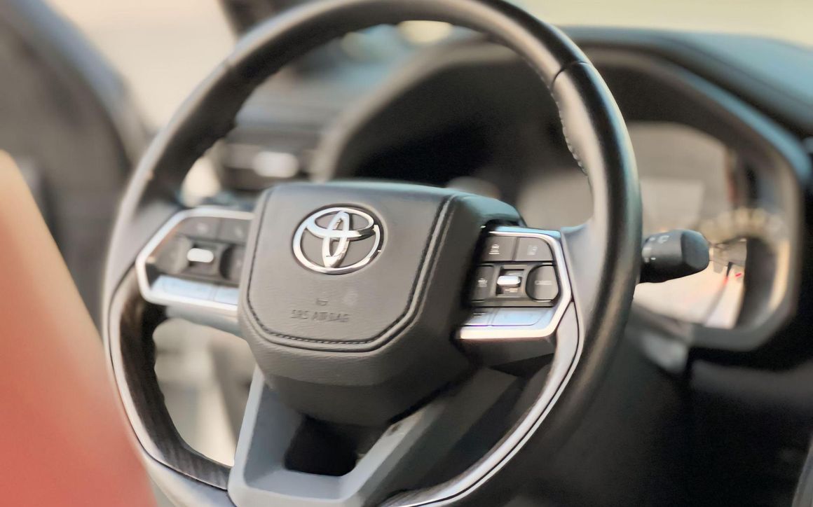 TOYOTA LAND CRUISER - image 8