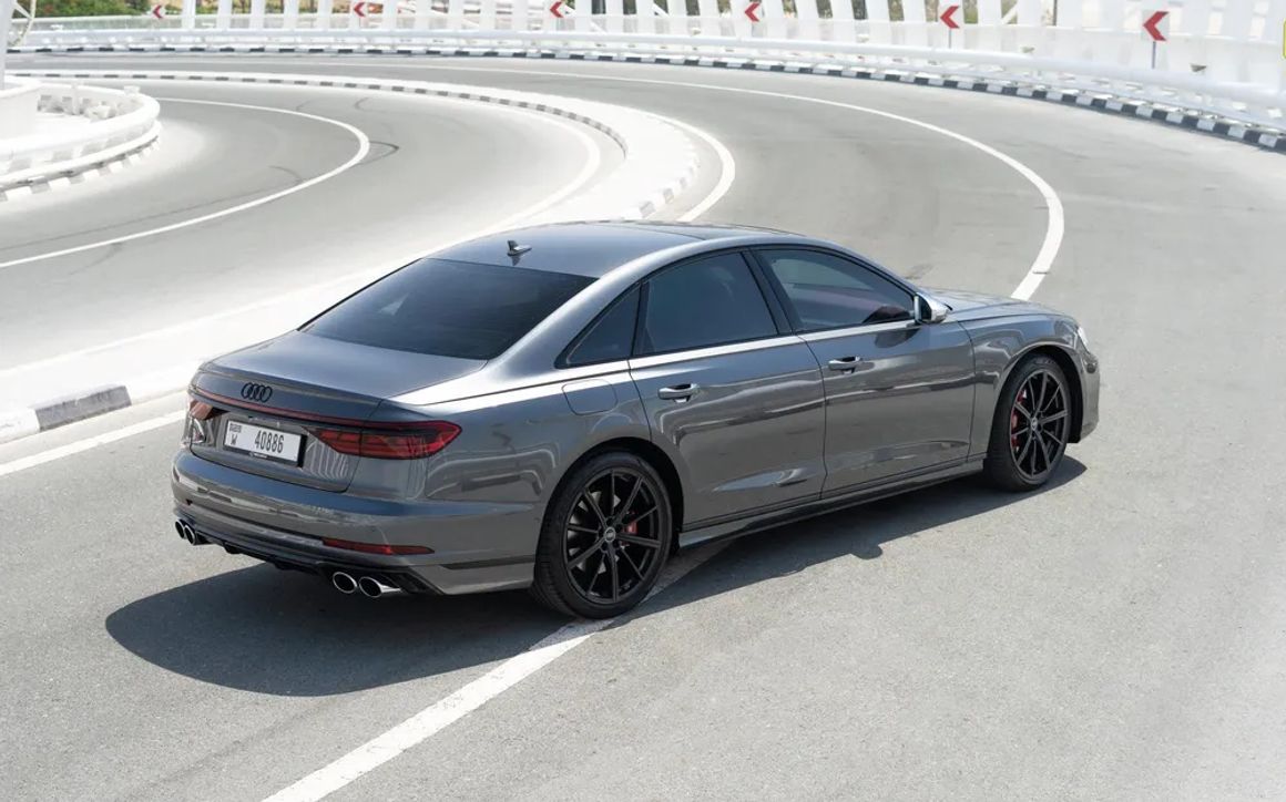 Audi S8 - image 8