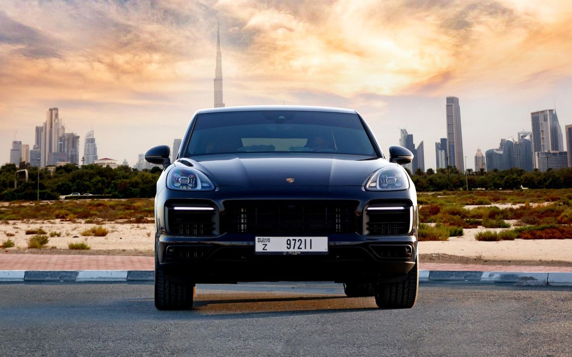 Porsche Cayenne Coupe Black - image 3