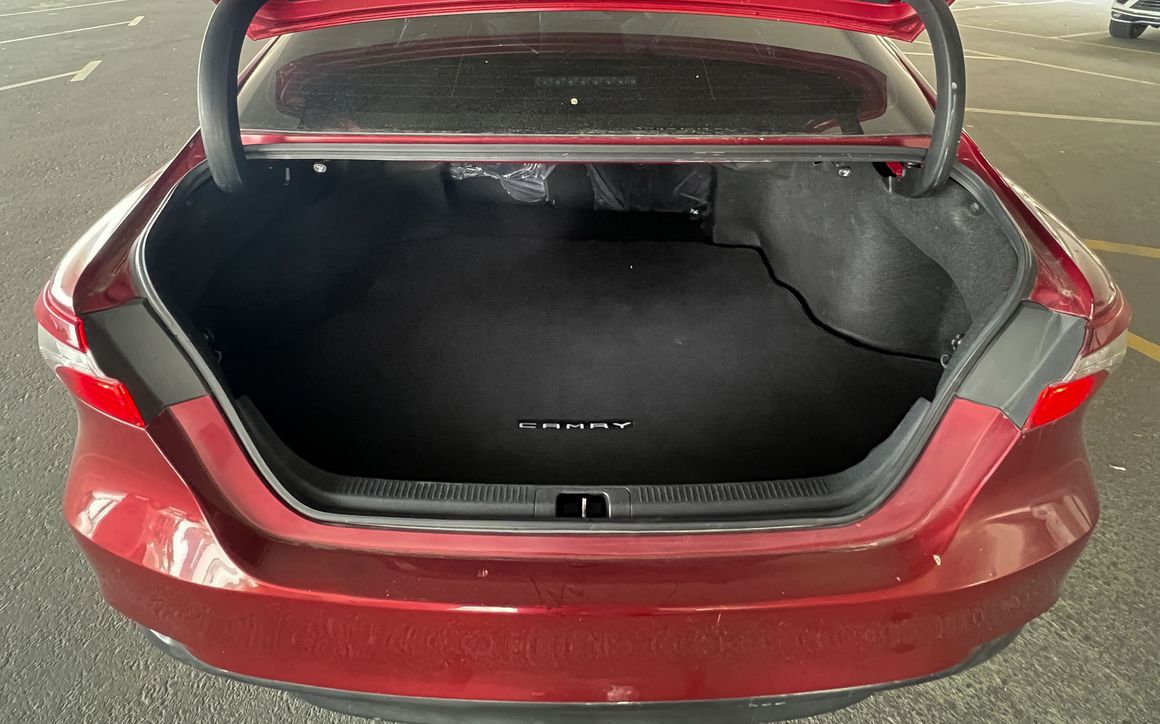 Toyota Camry - image 7