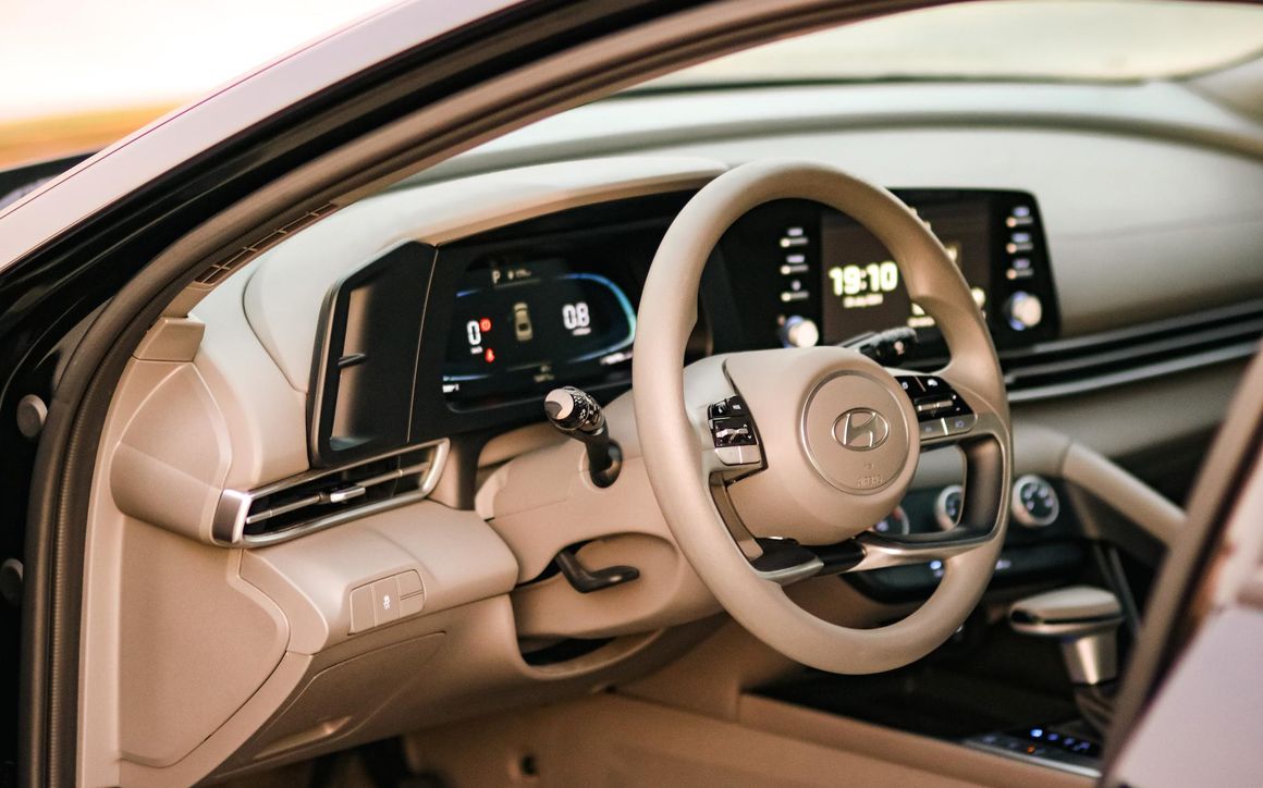 HYUNDAI ELANTRA - image 9