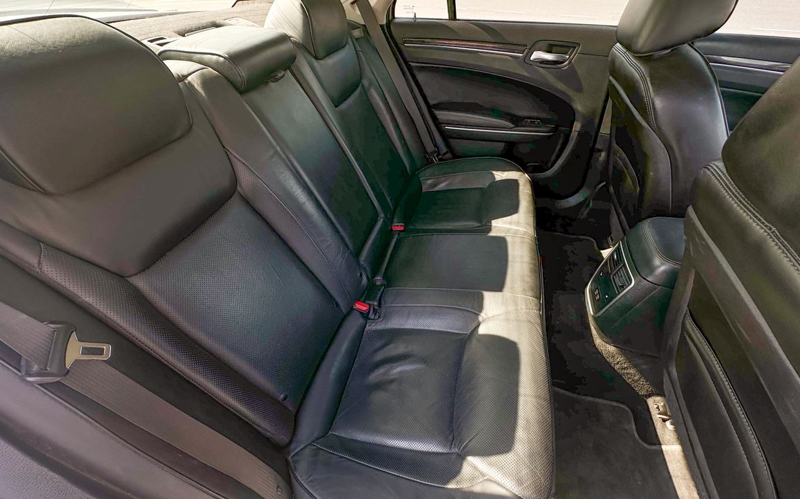 Chrysler 300 - image 13