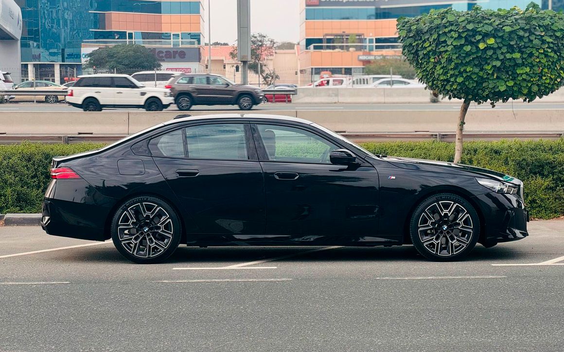 BMW 5 Series - image 2