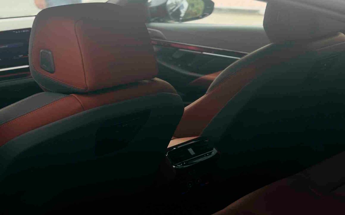 BMW 5 Series - image 8