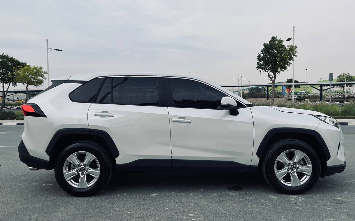TOYOTA RAV4 - image 2