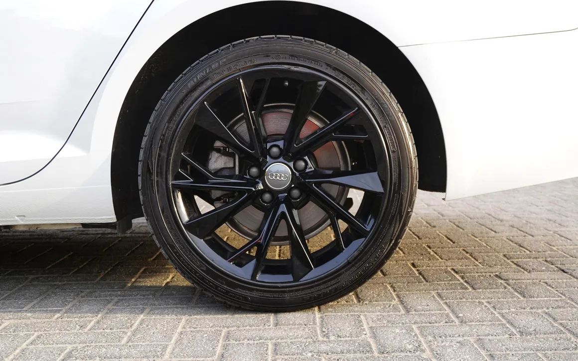 Audi A4 - image 8