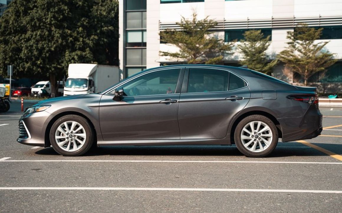 Toyota Camry - image 2