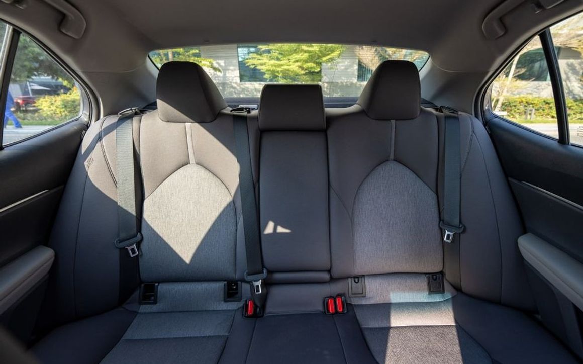 Toyota Camry - image 12