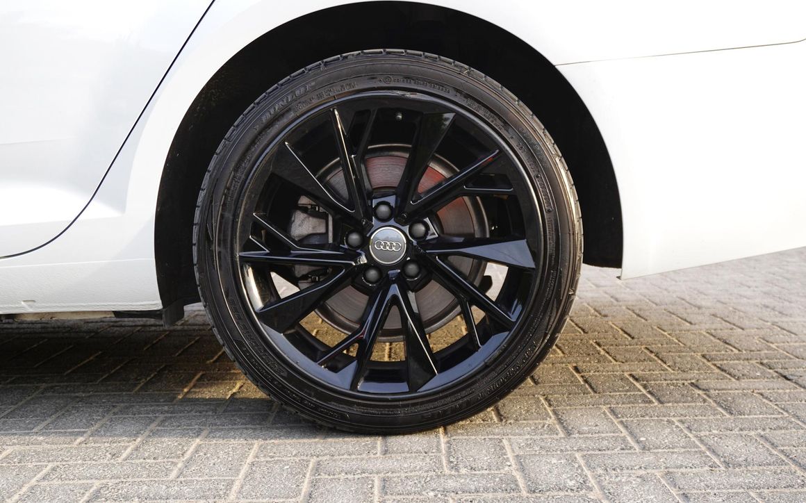 Audi A4 - image 8