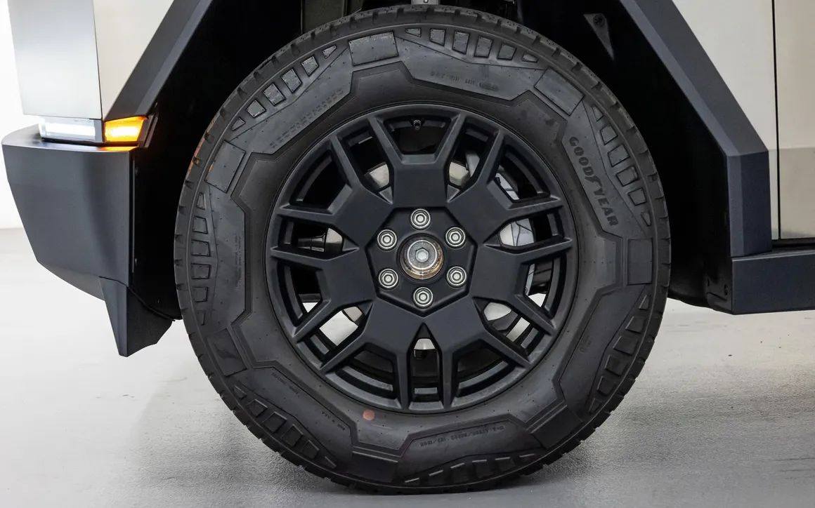 Tesla Cybertruck - image 12