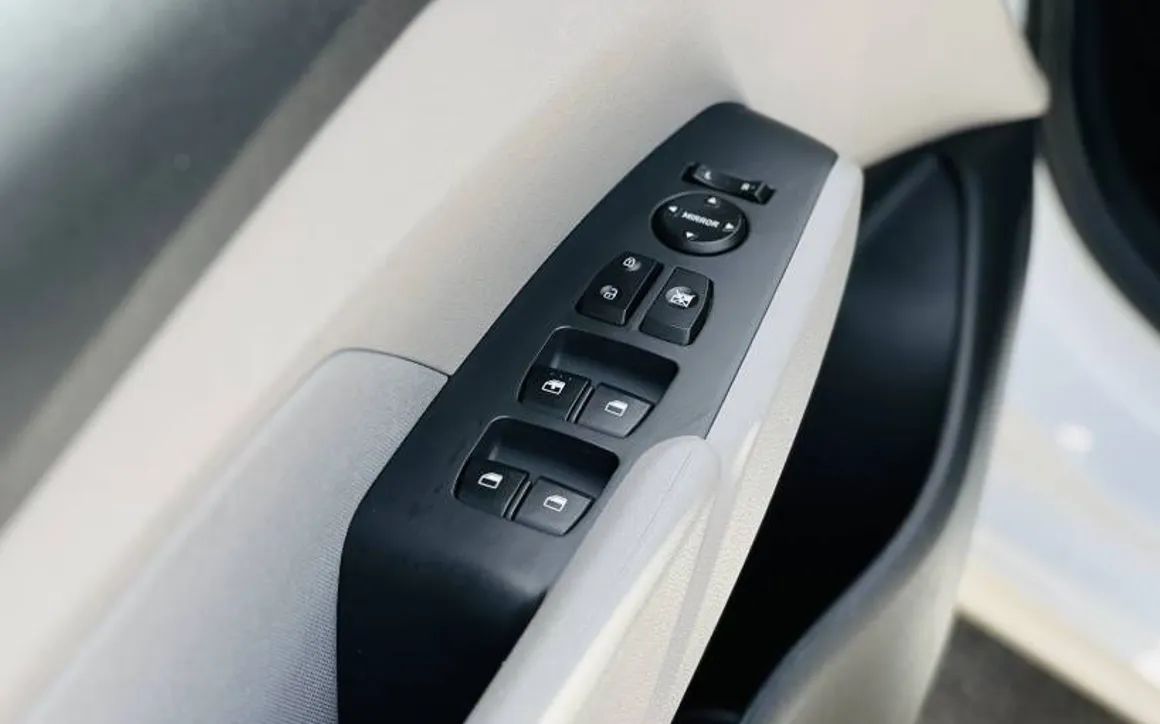 Hyundai Accent - image 13
