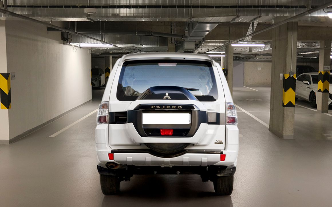 Mitsubishi Pajero GLS Mid Line 3.0L 7 STR- - image 4