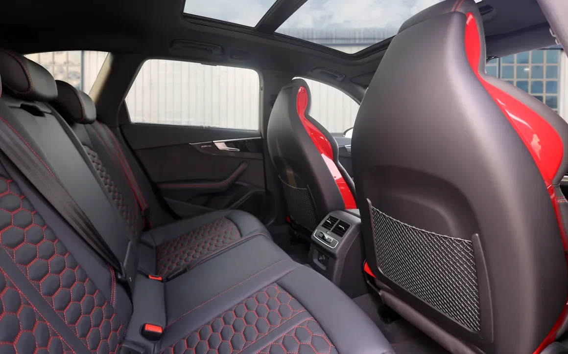 Audi RS4 Black - image 17