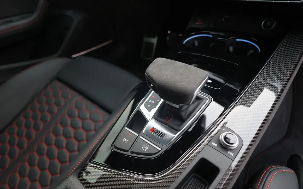 Audi RS4 Black - image 12