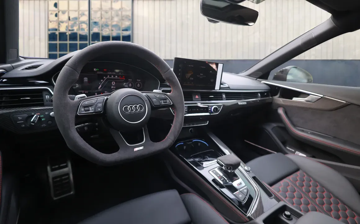 Audi RS4 Black - image 8