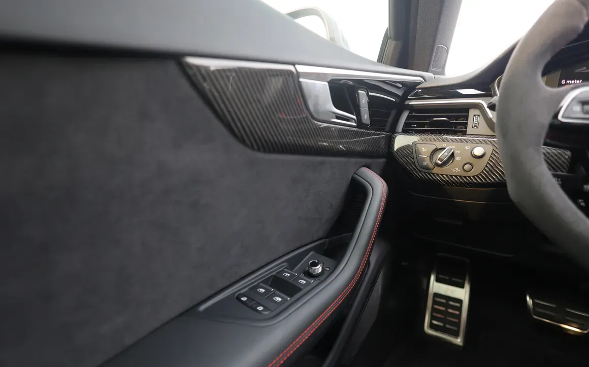 Audi RS4 Black - image 13