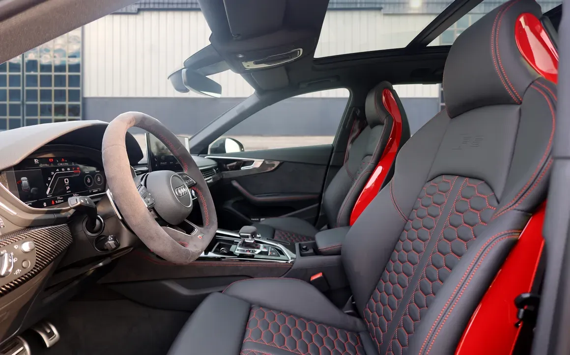 Audi RS4 Black - image 7