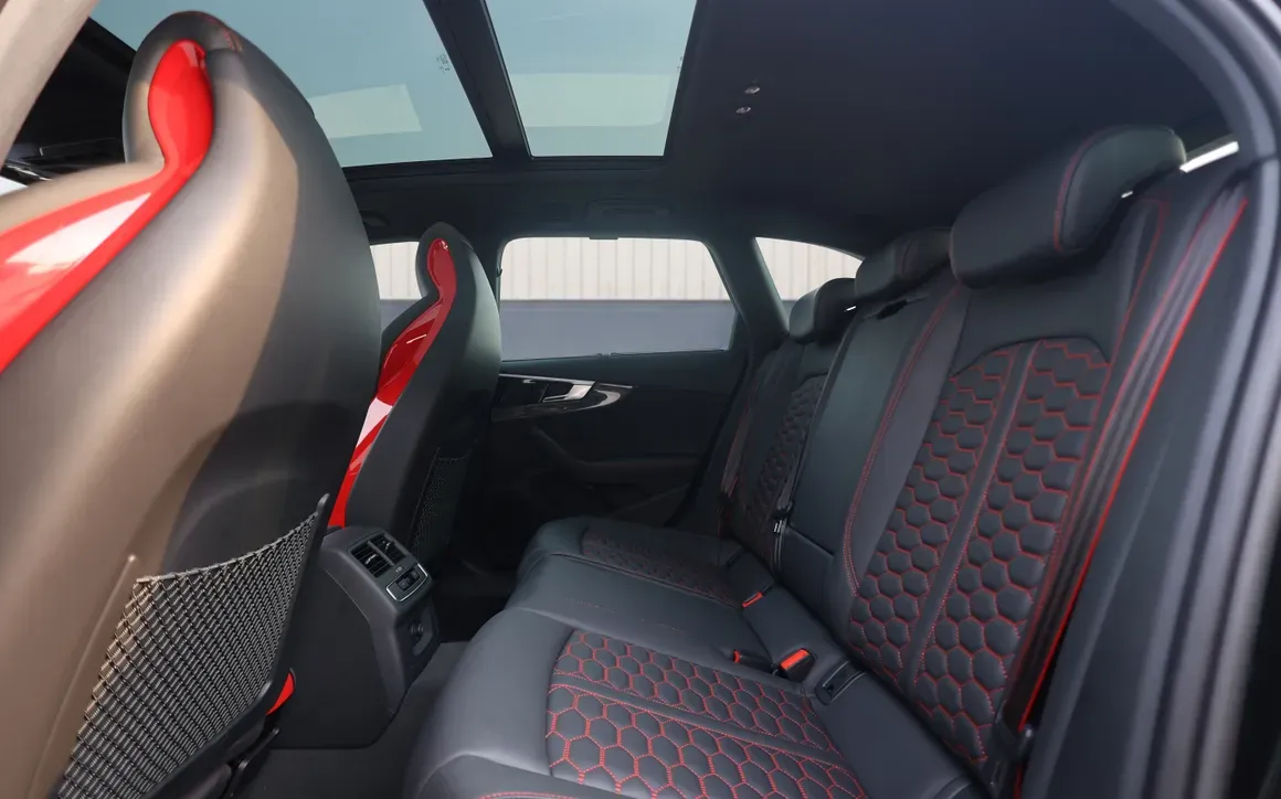 Audi RS4 Black - image 16