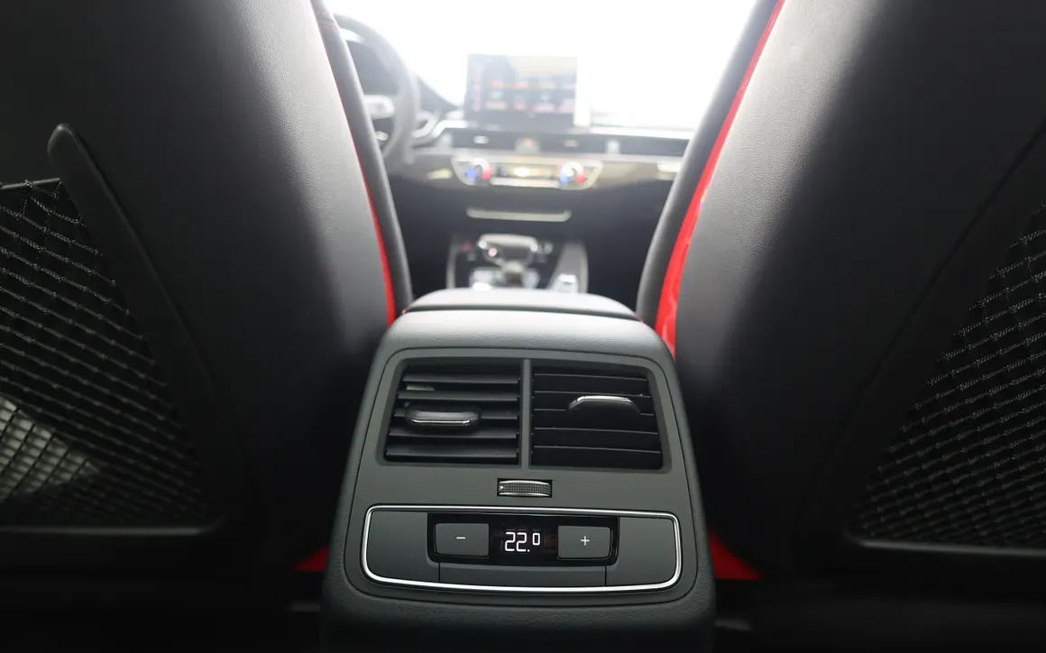 Audi RS4 Black - image 15