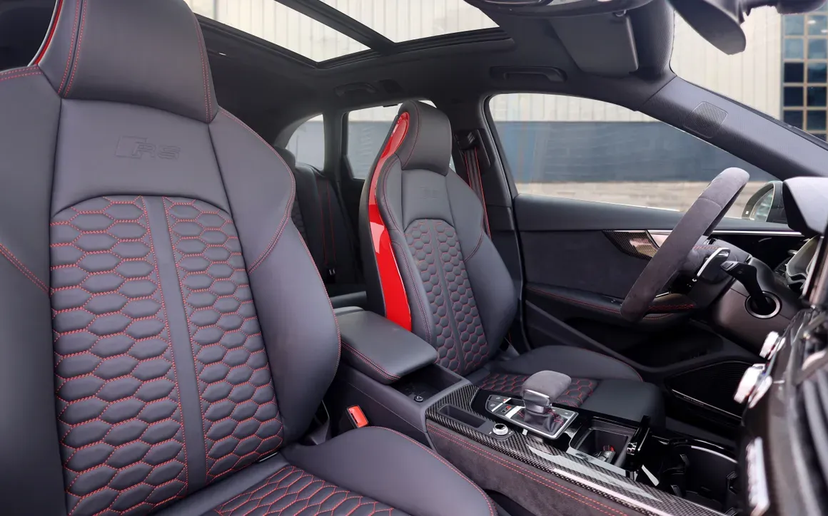 Audi RS4 Black - image 6