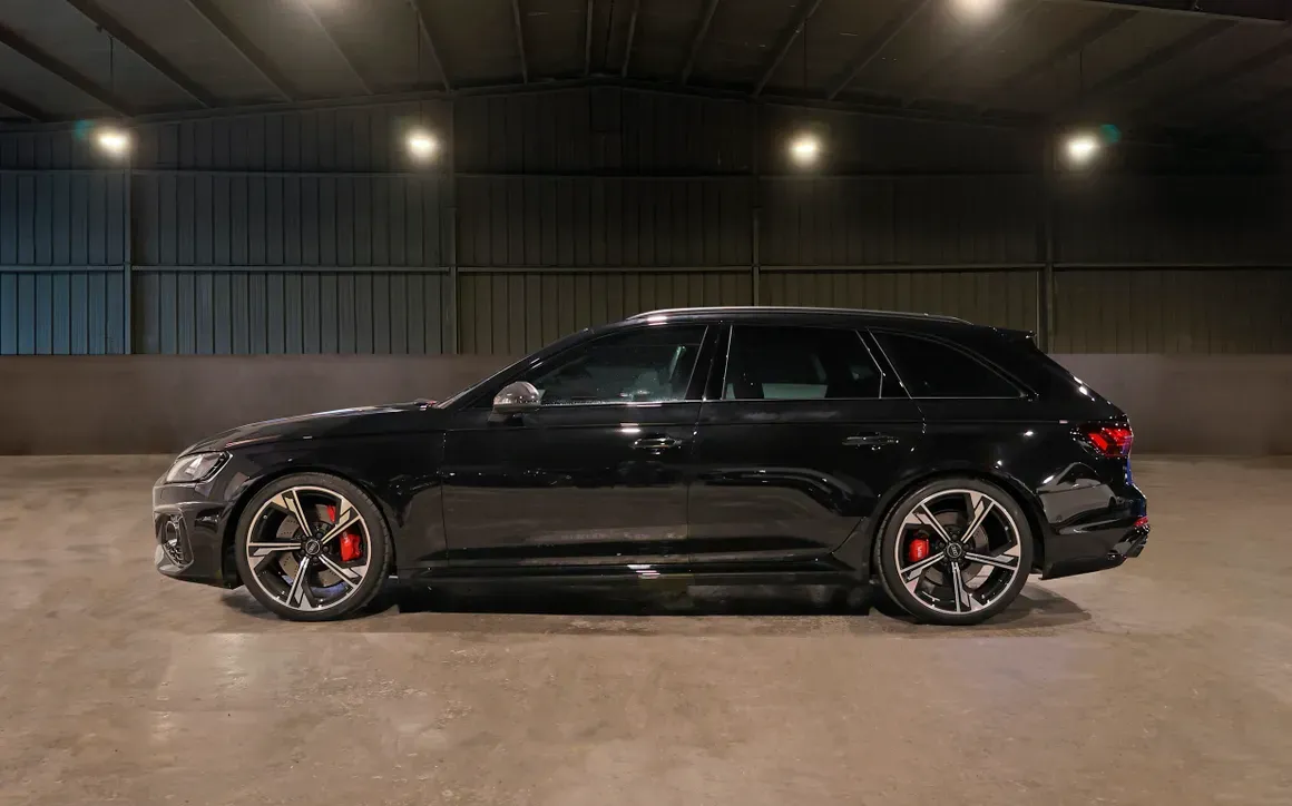 Audi RS4 Black - image 2