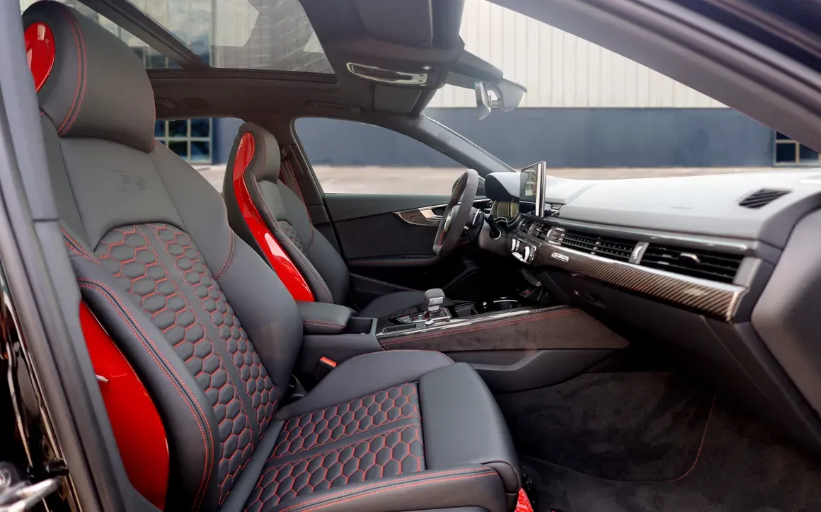 Audi RS4 Black - image 5