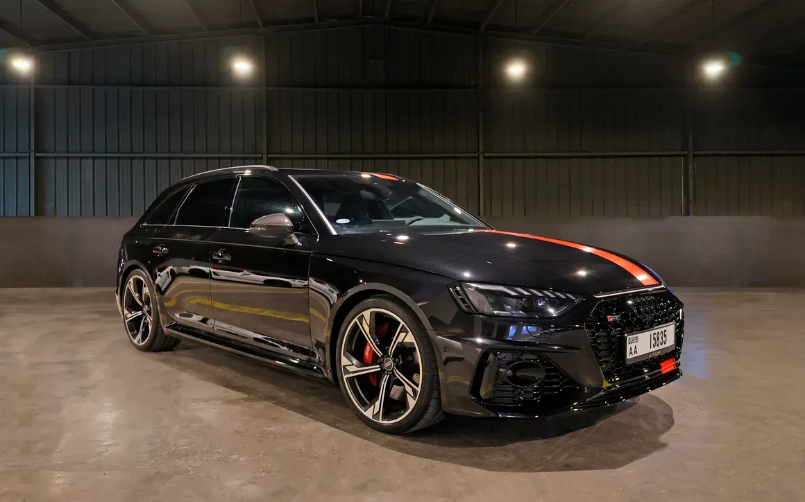 Audi RS4 Black - image 3