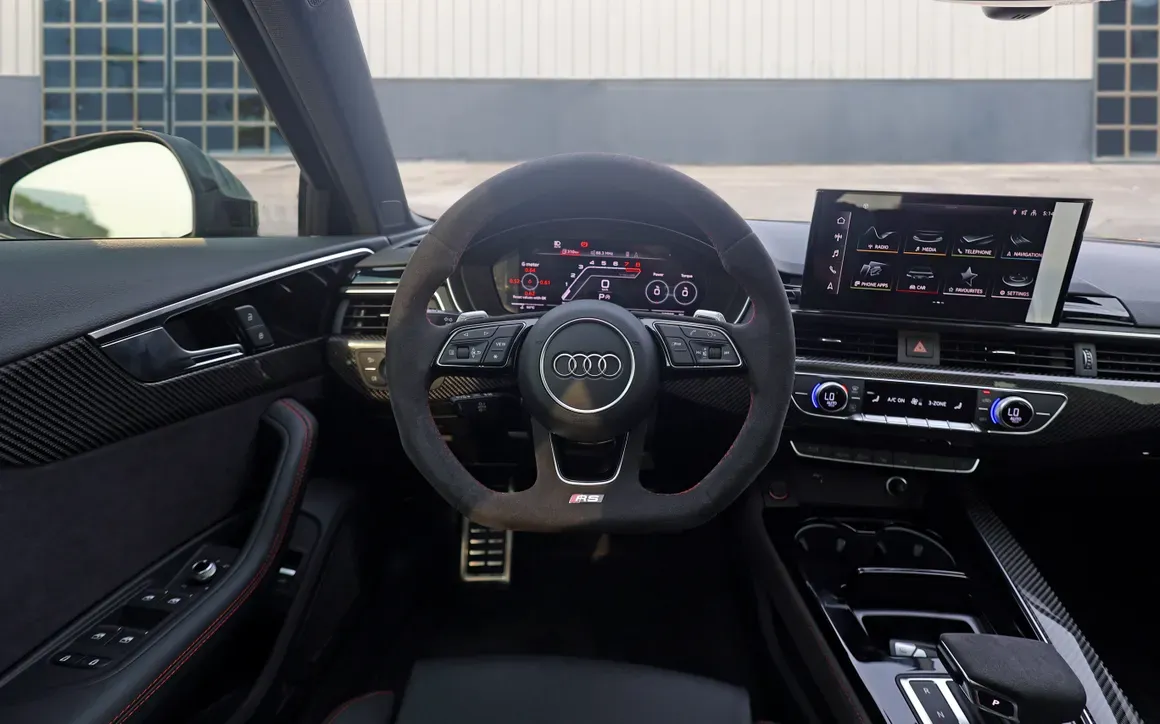 Audi RS4 Black - image 11