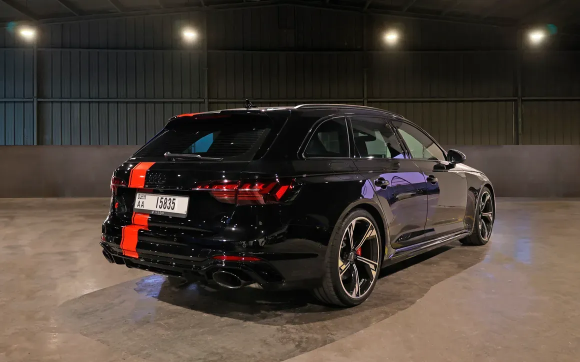 Audi RS4 Black - image 4