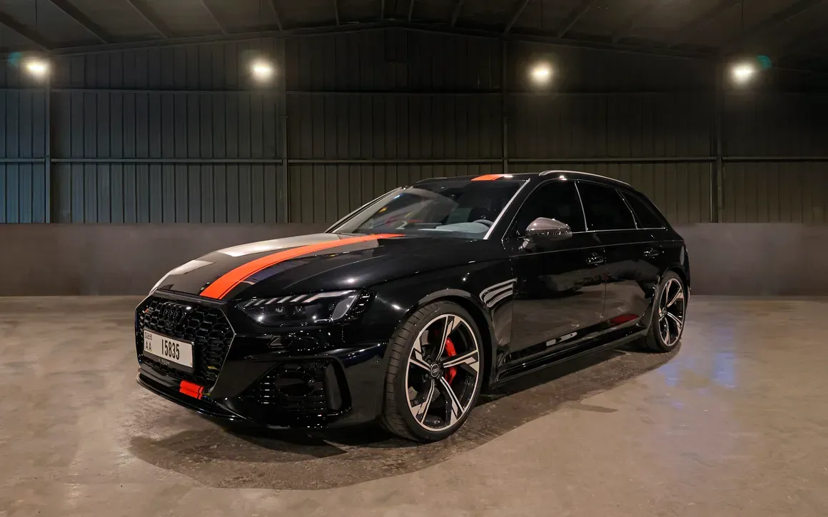 Audi RS4 Black - image 1