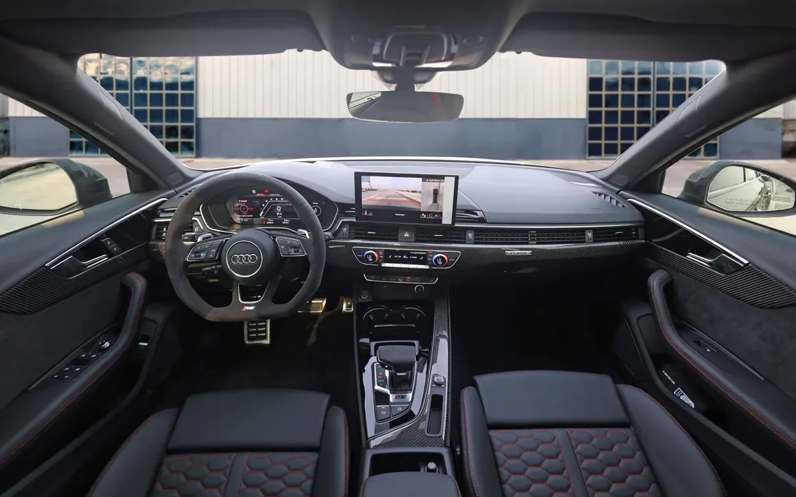 Audi RS4 Black - image 9