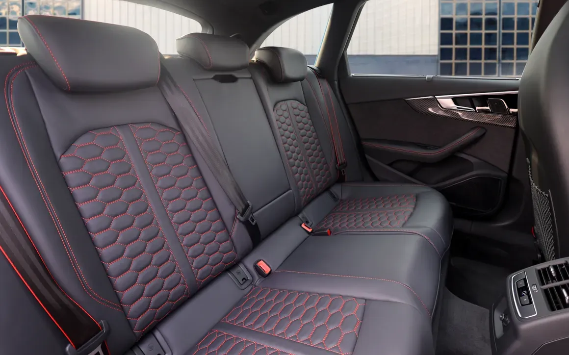 Audi RS4 Black - image 14