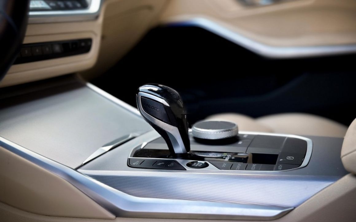 BMW 320i - image 9