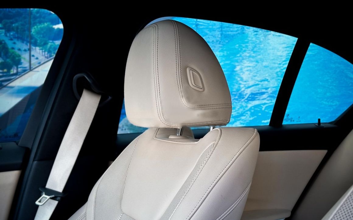 BMW 320i - image 10