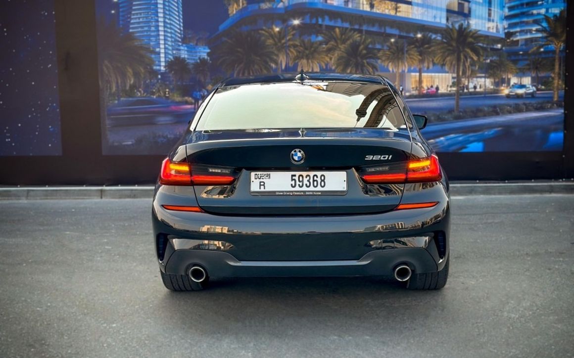 BMW 320i - image 5